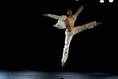 8210 Karina Sarkissova  Beichte  Denys Chervynko flies through the air jpg